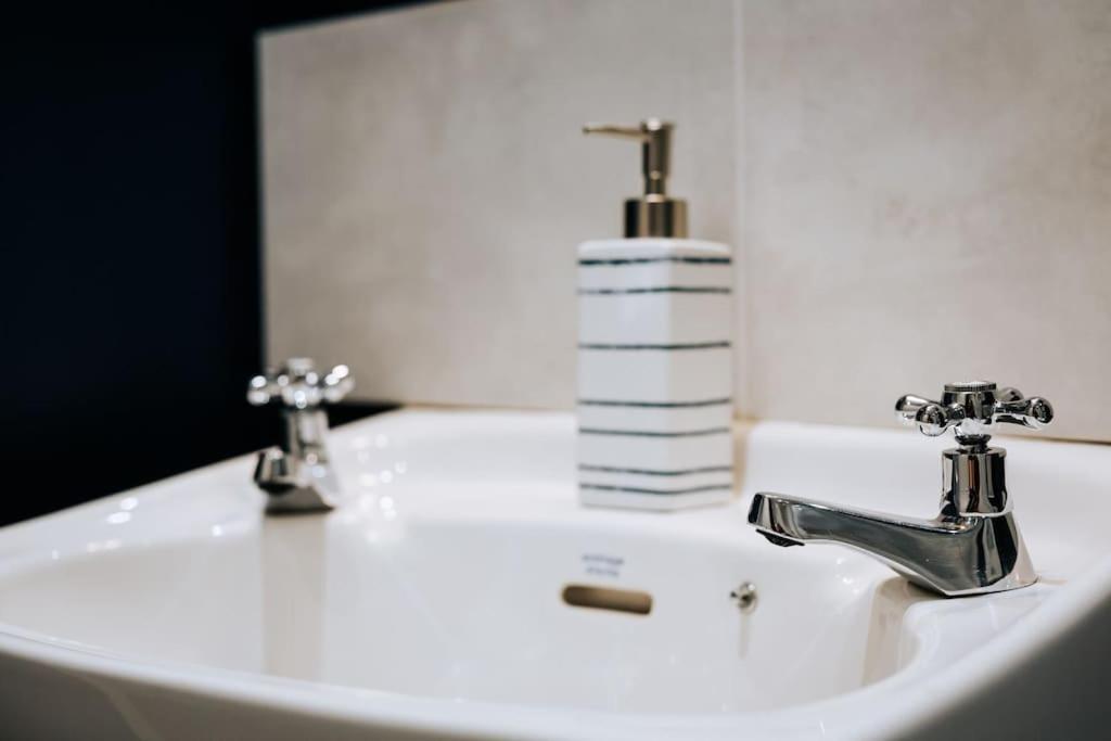 The Lighthouse, Boutique Apartment In The Town Centre - Starlink Wi-Fi Тависток Екстериор снимка